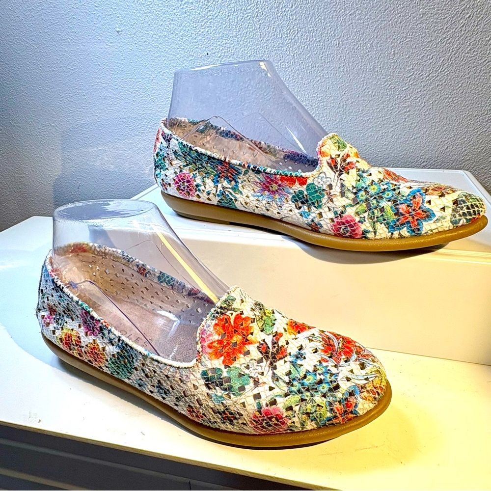 AEROSOLES You Betcha White Leather Floral Perforated Memory Foam Loafers sz 6.5